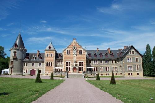 Lurcy-Levis Hotel | Experience Tranquility at Château de Béguin with Ocean Views