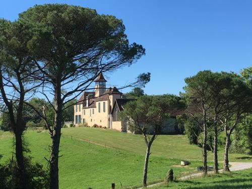 Bugnein Bed & Breakfast | Elegant Château de Baylac - 4-Star, Family-Friendly Stay