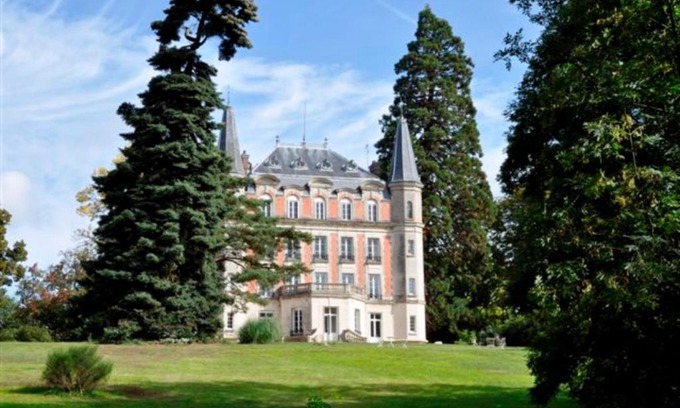 Marcoussis House | Elegant Château de Bel Ebat - Guest Rated 8.4/10