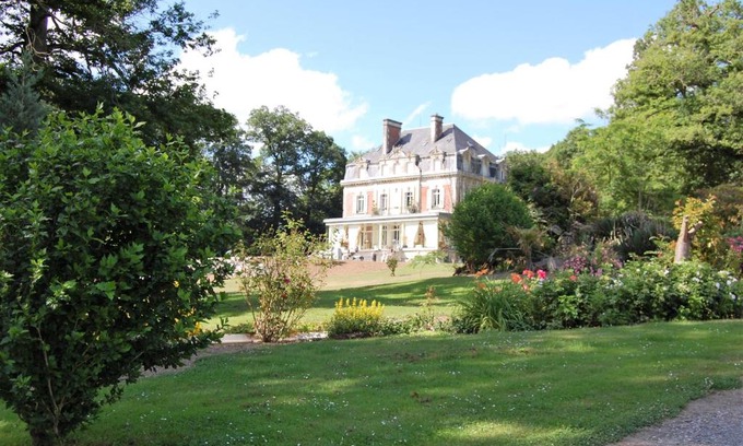 Broyes Bed & Breakfast | Enchanting Château de Broyes with Pool & Hot Tub Amenities