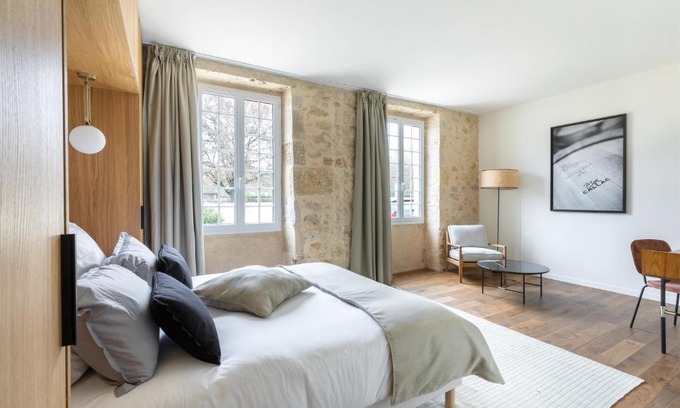 Illats House | Enchanting Château de Callac: Rated 9.4 with Family Amenities