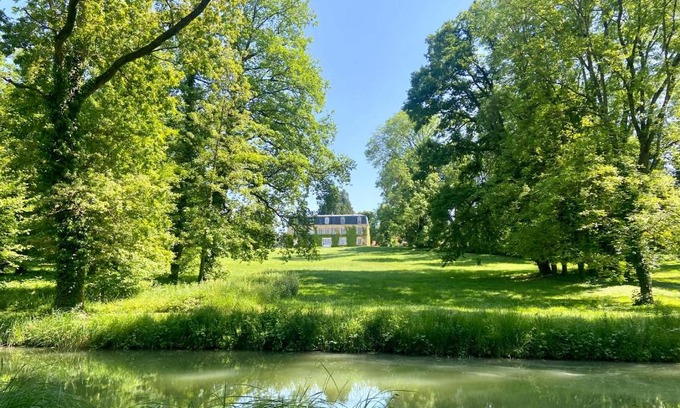 Coulommes-la-Montagne Bed & Breakfast | Experience the Tranquil Château de Belleaucourt Retreat