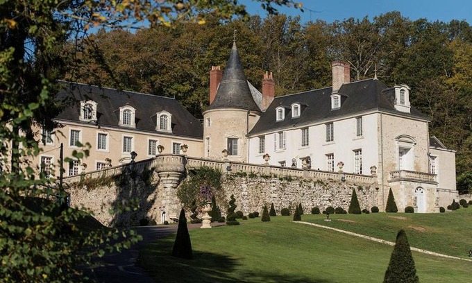 Saint-Etienne-de-Chigny Hotel | Elegant Château De Beauvois with Ocean View and Pool
