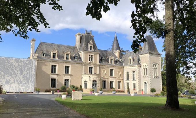 Saint-Laurent-sur-Sevre Hotel | Elegant Château de la Barbinière with Pool & Family-Friendly Amenities