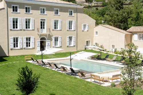 Villeneuve-les-Avignon Apartment | Experience Unmatched Elegance at Château de l'insolas