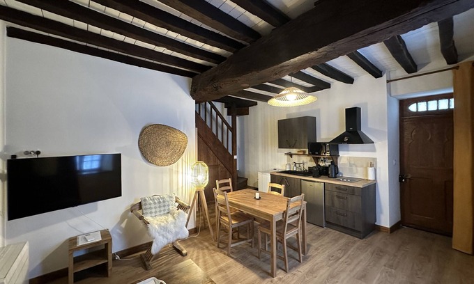 Vicq Cottage | Discover Château de la Mothe - Gîte Hugues de Paynes Retreat