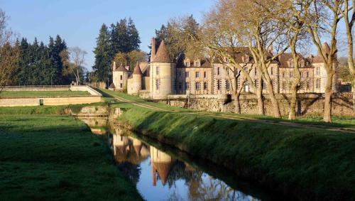 Pontgouin Bed & Breakfast | Beautiful Château de La Rivière: Oceanfront Escape Awaits