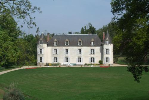 Guer Bed & Breakfast | Elegant Château de La Ville-Huë with Hot Tub & Dining