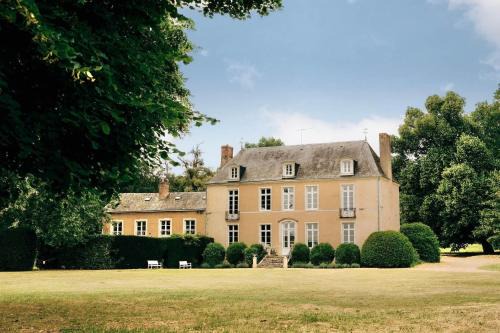 Bazouges-sur-le-Loir House | Relaxing Stay at Château de Marigné with Pool & Pet Friendly