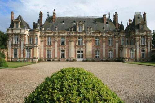 Tourville-sur-Arques Bed & Breakfast | Oceanfront Escape at Château de Miromesnil - Rated 9.2/10