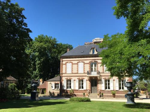 Montaulin Bed & Breakfast | Experience Relaxation at Château de Montabert - 4 Star Retreat
