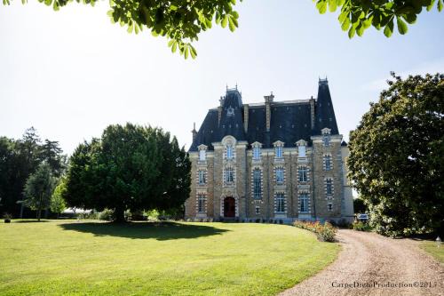 Parigne-lʼEveque Bed & Breakfast | Discover Au Chateau de Montbraye with Oceanfront Views