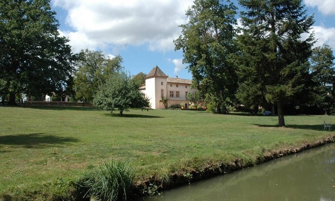 Prisse House | Discover Château de Mouhy in Prisse - Family-Friendly Stay