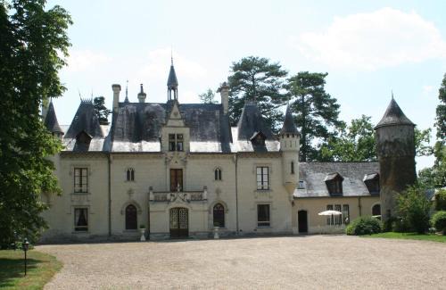 Vivy Bed & Breakfast | Elegant Château de Nazé: Pet Friendly with a 9.1 Rating
