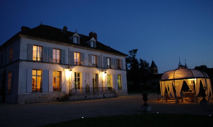 Pommeuse Bed & Breakfast | Impeccable Château de Pommeuse: Pool, Spa & Family Fun