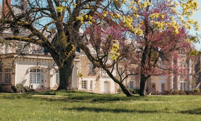 Cere-la-Ronde Hotel | Discover Château De Razay: Oceanfront Escape with Pool