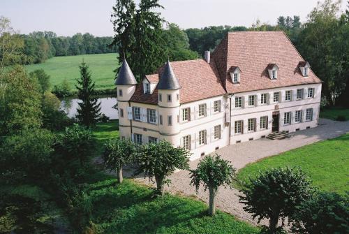 Matzenheim Bed & Breakfast | Welcoming Château De Werde: Family-Friendly Retreat