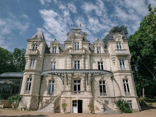 Saint-Hilaire-Saint-Florent Bed & Breakfast | Delightful Bed & Breakfast Château Les Orchidées in Saumur