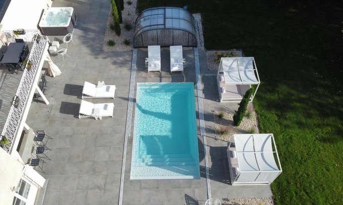 Lys-Haut-Layon Bed & Breakfast | Experience Relaxation at Château du Beugnon with Ocean Views