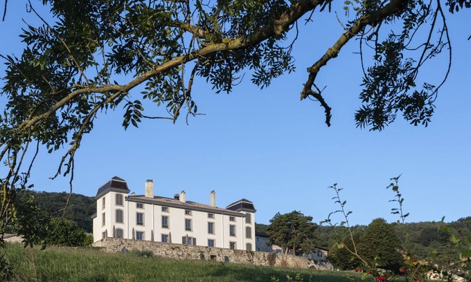 Quincie-en-Beaujolais Hotel | Eco-Friendly Château du Souzy: Guest Rated 9.8 with Pool