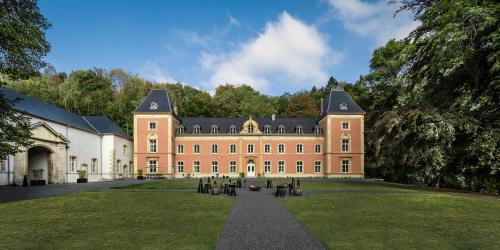 Habay Bed & Breakfast | Elegant Château du Pont d'Oye with Oceanfront Views