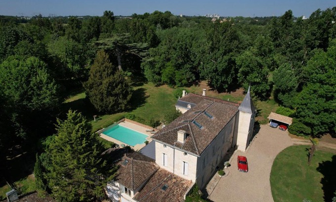 Artigues-pres-Bordeaux Bed & Breakfast | Château Fleur D'Aya: Oceanfront Retreat with Hot Tub