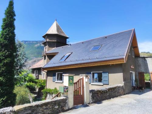 Saint-Michel-de-Maurienne Bed & Breakfast | Gorgeous Château du Vigny - Oceanfront Retreat with Dining