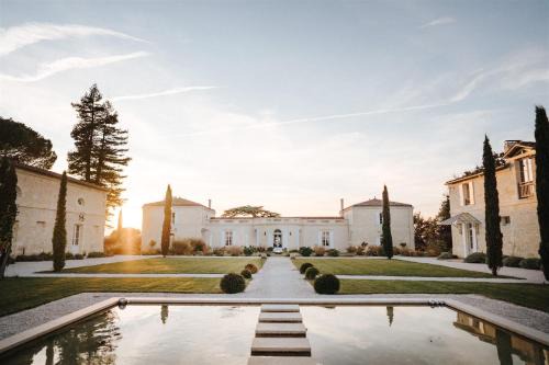 Latresne House | Elegant Château Gassies: Guest Rated 9.5 & Oceanfront Bliss