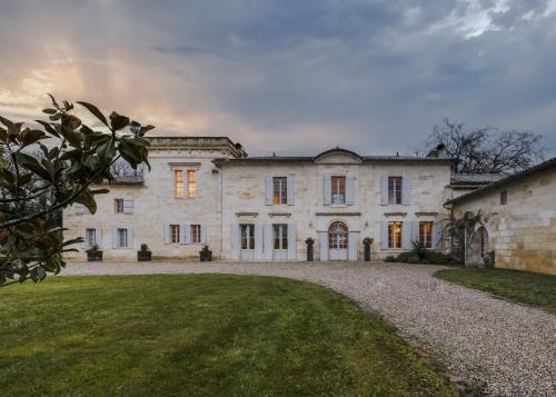 Arveyres House | Elegant Château Larteau with Oceanfront Pool & Restaurant