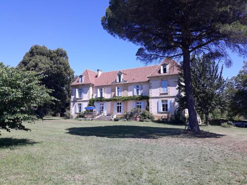 Faux Bed & Breakfast | Experience Oceanfront Bliss at Château Le Tour B&B