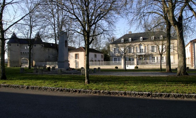 Vic-sur-Seille Bed & Breakfast | Elegant Château Mesny: Family-Friendly Dining & High Ratings