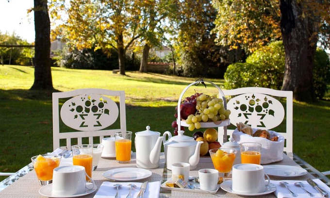 Saint-Estephe Bed & Breakfast | Discover Château Ormes de Pez: Pool, Breakfast & Perfect Score