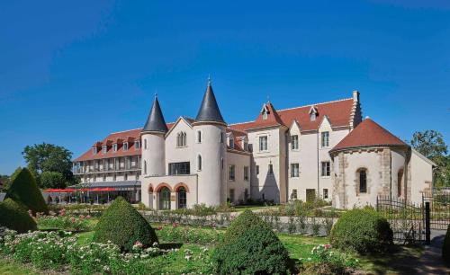 Montlucon Hotel | Elegant Château Saint-Jean: Oceanfront Retreat & Spa