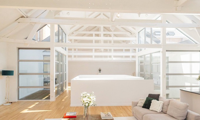 Chatelain House | Experience Comfort at Châtelain II: Spa & Pet-Friendly