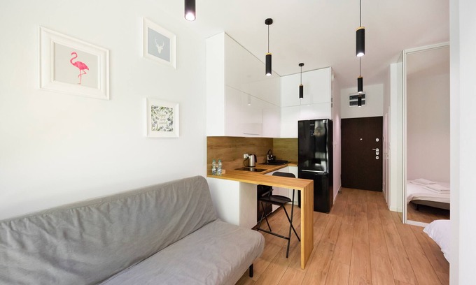 Mirow Apartment | Inviting Chłodna Square Studio with Kitchen & Breakfast