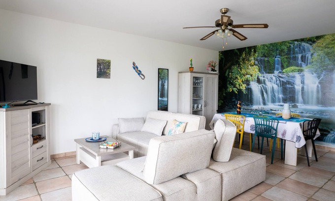 Petite-Ile House | Ch'ti Kaz Bleue - Coastal Retreat with Spa & Kitchen