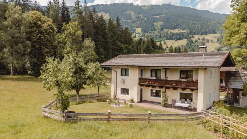 Saalfelden am Steinernen Meer Ski Chalet | Pet-Friendly Retreat at Chalet Schwaiberg for Families