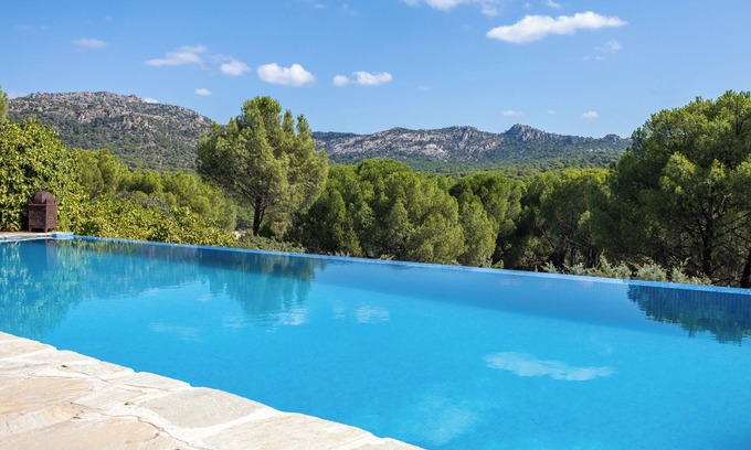 San Martin de Valdeiglesias Ski Chalet | Relaxing 'Casa De Cuento' with Private Pool & Ocean Views