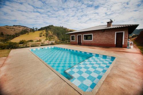 Joanopolis House | Cozy Chacara with Pool and Scenic Views in Cach dos Pretos