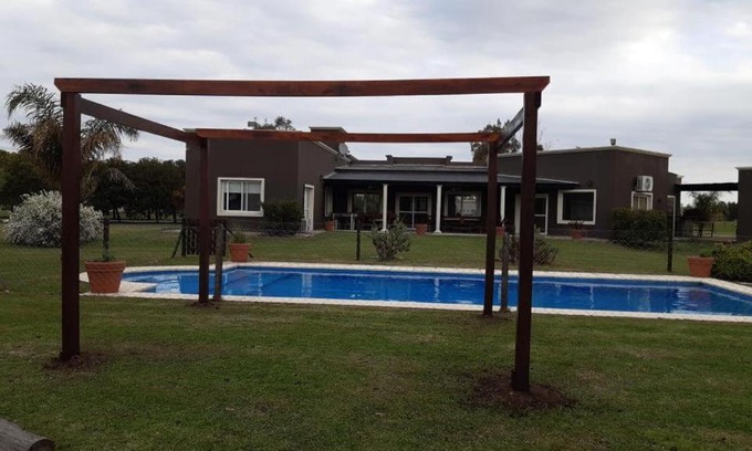 Exaltacion de la Cruz House | Pet-Friendly Chacra Capilla del Señor with Pool Access