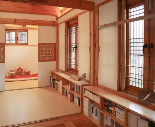 Jingwan-dong Cabin | Discover Chaehyodang Hanok Stay: Family-Friendly Retreat