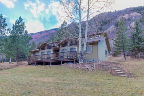 Carbondale House | Relaxing Chair Mountain Cabin with Hot Tub for Families