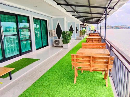 Sichon Hotel | Book Your Stay at Chaiyai River Front Hotel - 4-Star Retreat