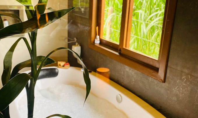 Sapucai-Mirim Ski Chalet | Cozy Chalet Near Campos do Jordão with Lake View & Spa