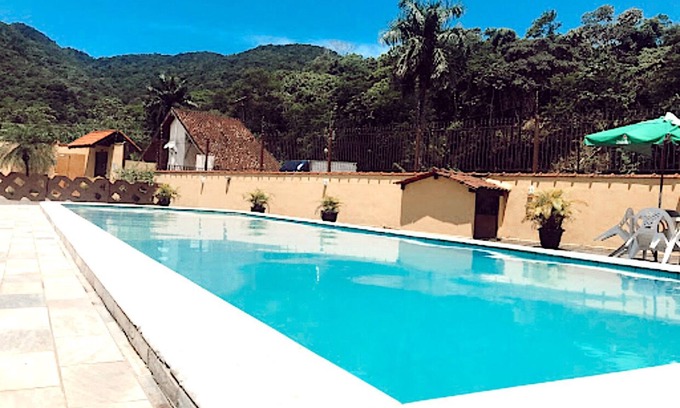 Caraguatatuba Ski Chalet | Cozy Chalet with Pool in Lush Greenery - Pet Friendly Stay