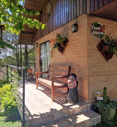 Recanto Araucaria House | Experience Comfort and Style at Chalé Alecrin - 10/10 Rated!