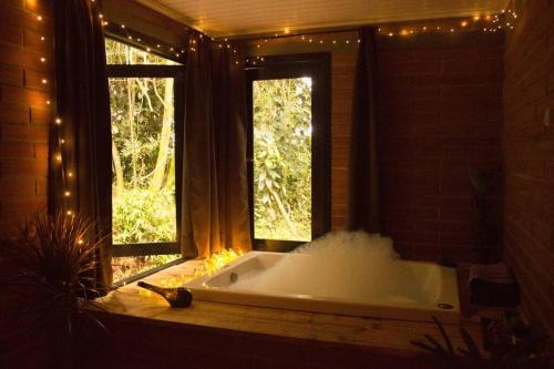 Otavio Rocha Ski Chalet | Pet-Friendly Retreat at Chalé Anoitecer for Families