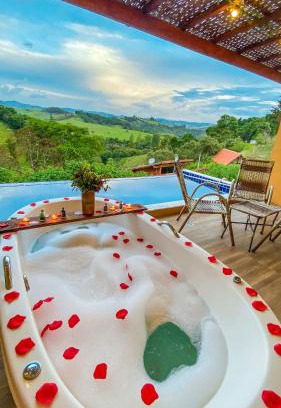 Cunha Ski Chalet | Indulge in Chalé Arara: Pet-Friendly Family Retreat