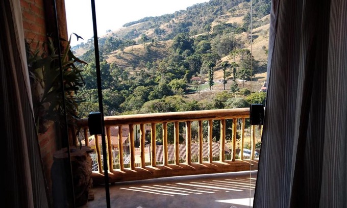 Costas House | Idyllic Chalé with Mountain View & Kitchen Access in Gonçalves