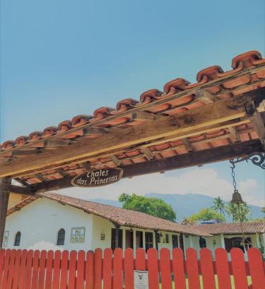 Centro Comercial Cabin | Cozy Chalé das Princesas: Ocean Views & Family-Friendly Stay